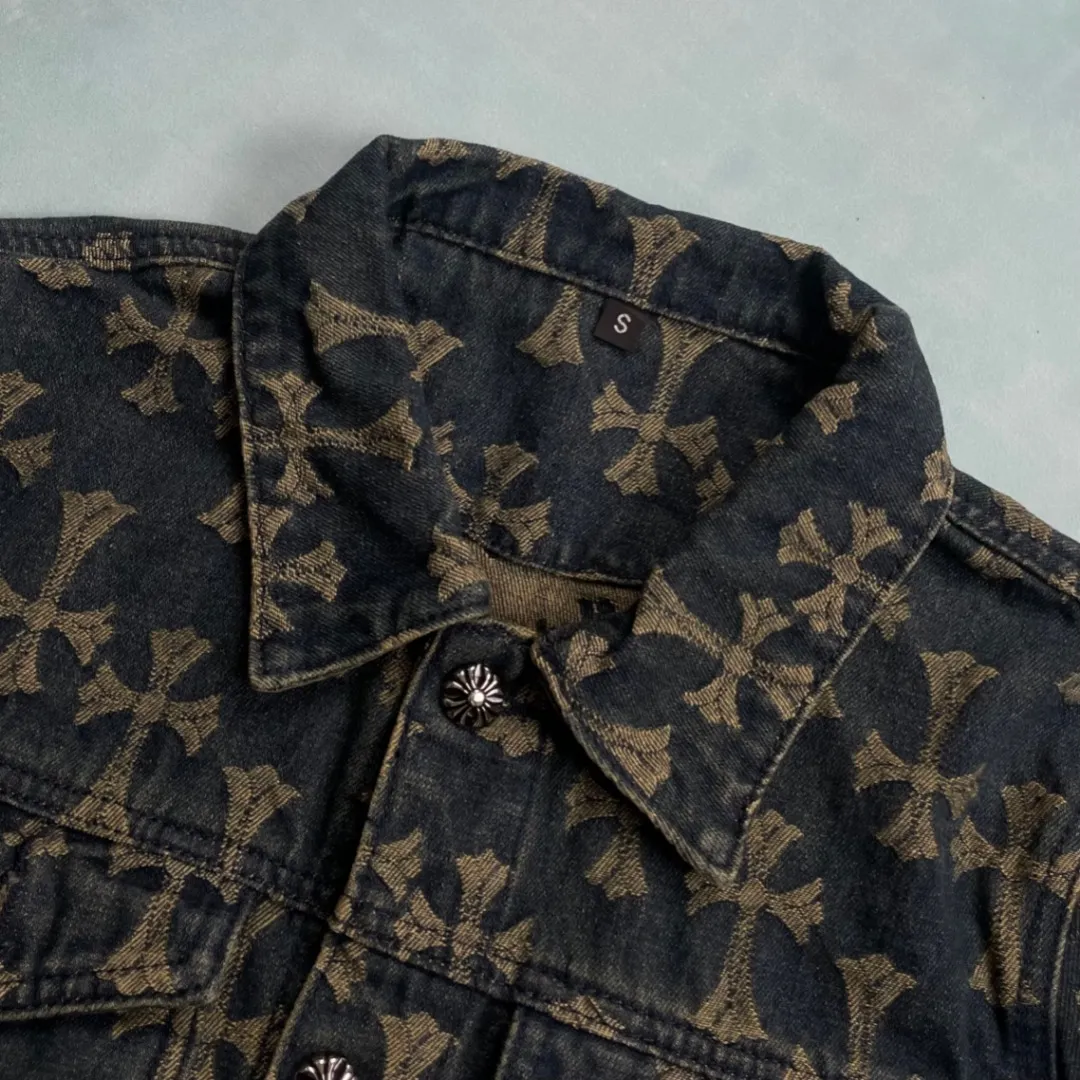 🅿️270 🔘Model No.-KL312 🔘Cro Heart𝐂𝐡𝐫𝐨𝐦𝐞 𝐇𝐞𝐚𝐫𝐭 CH All-over Printed Jacquard Denim Jacket* 2024 Autumn's original work - Cross-printed denim jacket, reconstructing the trend aesthetics with iconic symbols. The all-over dark yellow cross LOGO has been digitally printed and dyed with high precision, and is well-proportioned to release the brand's genes, breaking the monotonous pattern of traditional denim and interpreting low-key luxury. We select 100% denim cotton with heavy-weight thick yarn, and use a special washing process to create a crisp silhouette, taking into account the stiff texture and skin-friendly breathability. The silver buckle on the lapel is inlaid with the exclusive Sanskrit logo, and the custom hardware has undergone multiple polishing treatments, showing precision craftsmanship when opening and closing. The dropped shoulder cut is suitable for various body shapes, and the same design for couples achieves a common style. The quality is fully certified by three standards, which is different from the replica version on the market. From the wiring density to the printing and dyeing fastness, it all reaches professional standards. Wear a knitted sweater inside to create an urban yuppie style, and layer a sweatshirt to unlock street coolness. It is versatile and suitable for all seasons, and injects a pioneering attitude into high-end wear.  Size: S M L XL (46.48.50.52) Color: Blue